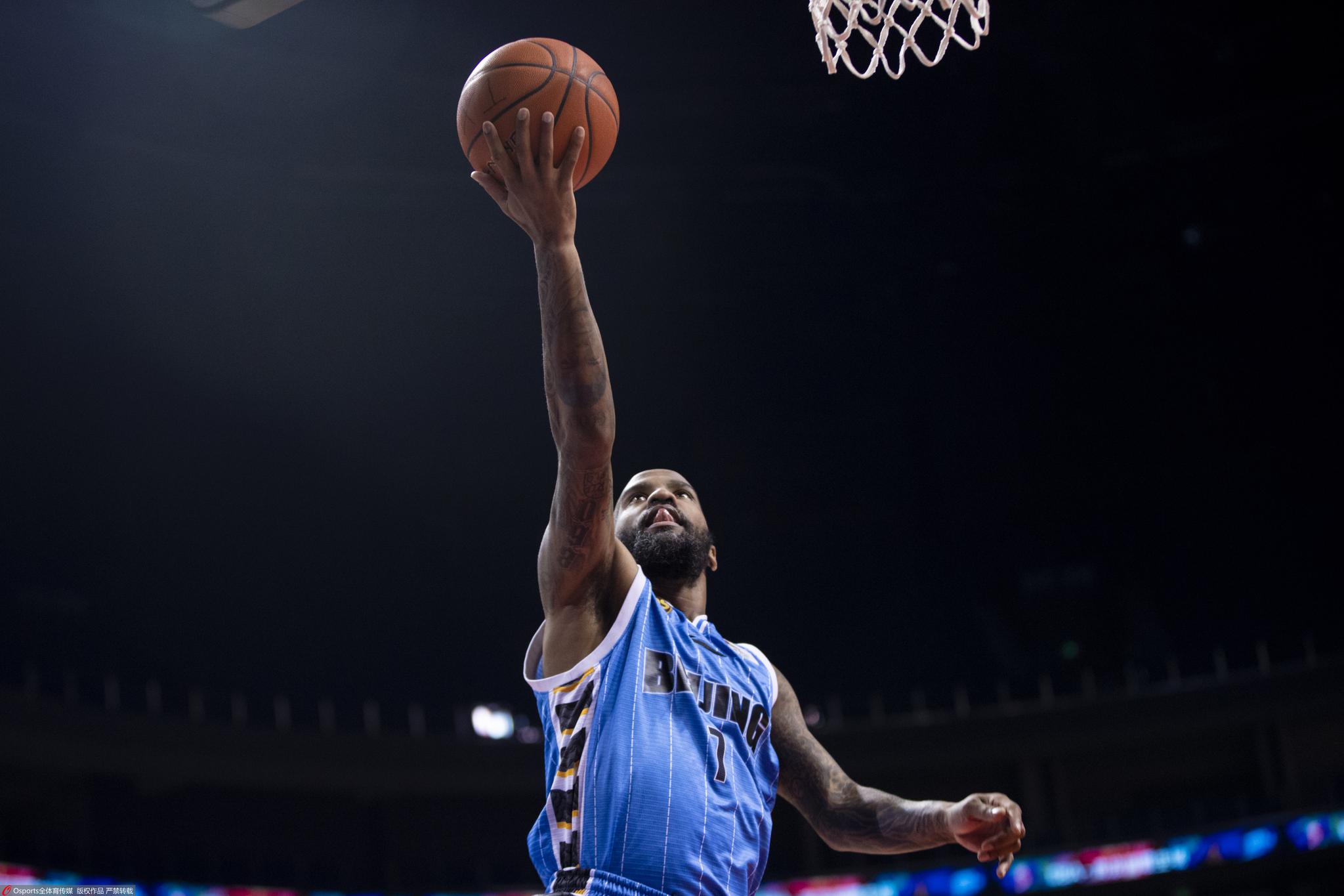 包含阿贾克斯训练开放日，赛后战术微调引欢呼，CBA季后赛在即，更衣室氛围转暖的词条